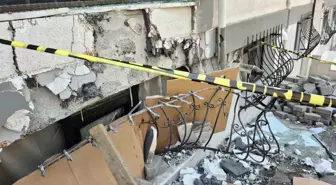 Sultangazi'de Freni Boşalan Kamyonet Binalara Çarptı, Sürücü Yaralandı