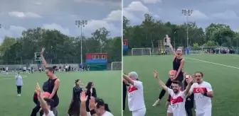 Kubilay Aka Moskova'da galip geldi! Zaferi sevgilisini omzuna alarak kutladı